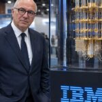 Kevin O'Leary staat naast een IBM-kwantumcomputer in een glazen vitrine op een technologiebeurs
