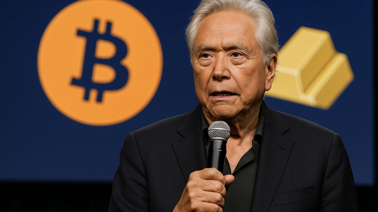 Robert Kiyosaki spreekt op een podium met een Bitcoin-logo en goud op het scherm achter hem
