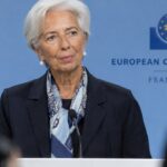 ECB-president Christine Lagarde spreekt tijdens een persconferentie in Frankfurt voor het ECB-logo