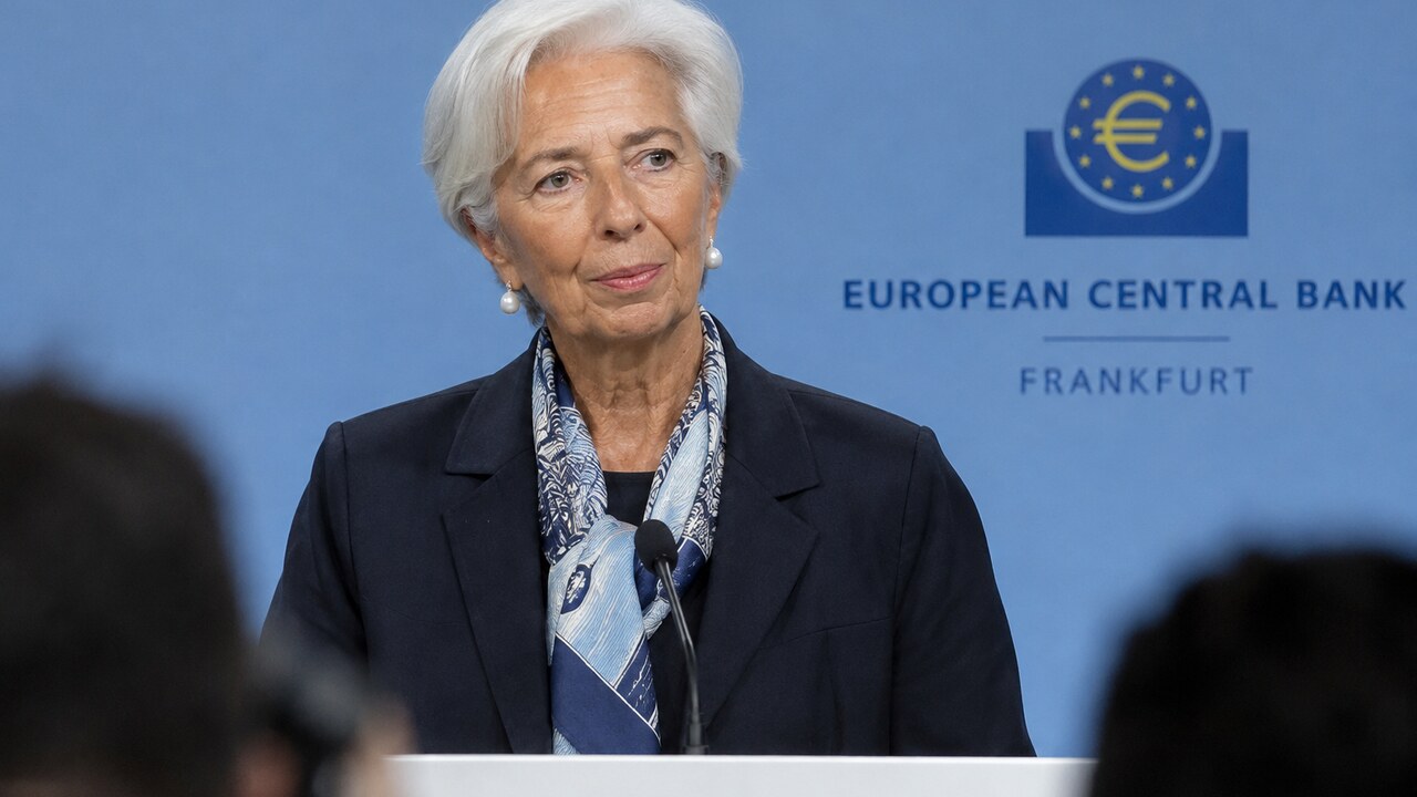 ECB-president Christine Lagarde spreekt tijdens een persconferentie in Frankfurt voor het ECB-logo