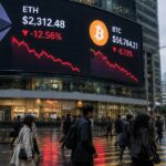 Groot LED-scherm boven een drukke kruising in Hongkong met het Ethereum- en Bitcoin-logo en rood dalende koerslijnen