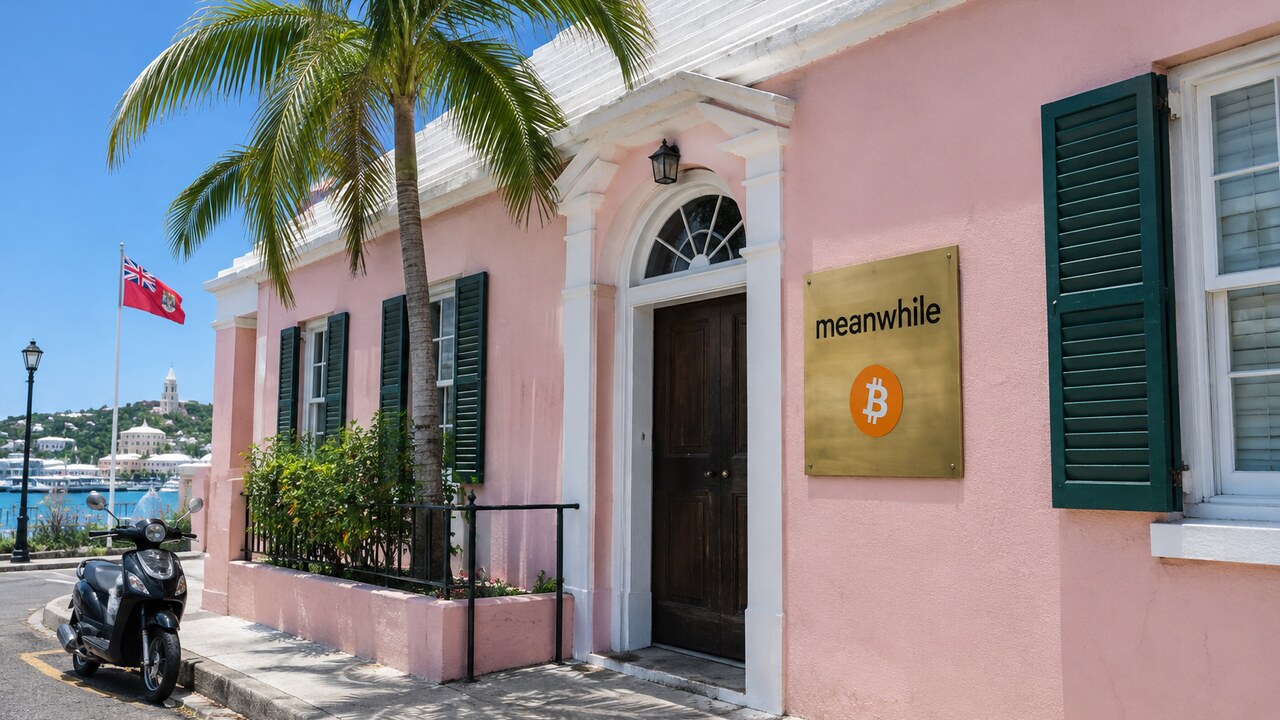 Roze koloniaal pand in Hamilton, Bermuda, met een messing naambord van Meanwhile en een oranje Bitcoin-symbool naast de voordeur