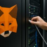 Een hand trekt een netwerkkabel uit een server in een datacenter met een groot MetaMask-vossenlogo op het rack