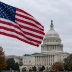 Amerikaanse vlag wappert voor het Capitool in Washington met stembordjes op het grasveld op een bewolkte herfstdag