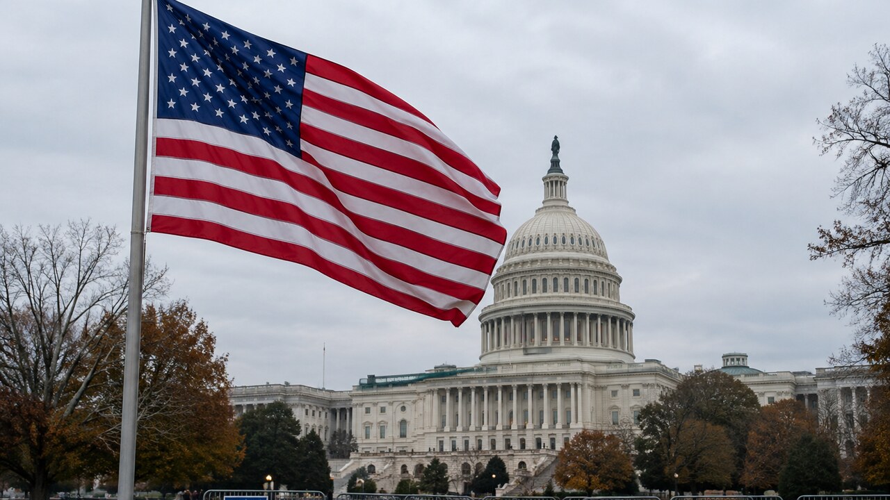 Amerikaanse vlag wappert voor het Capitool in Washington met stembordjes op het grasveld op een bewolkte herfstdag