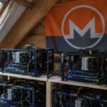 Zolderkamer vol open computers die Monero minen, met een grote Monero-vlag aan de dakbalk
