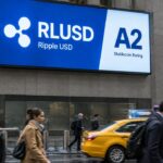 Digitaal reclamebord in het financiële district van New York toont het RLUSD-logo met een A2-rating boven voorbijgangers