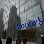 Gevel van het hoofdkantoor van Moody's in New York met het blauwe Moody's-logo