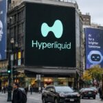 Druk kruispunt in San Francisco met AI-reclameborden en in het midden een groot digitaal billboard met het groene Hyperliquid-logo