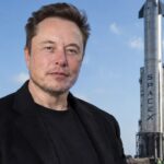 Elon Musk staat op een lanceerplaats voor een Starship-raket met het SpaceX-logo