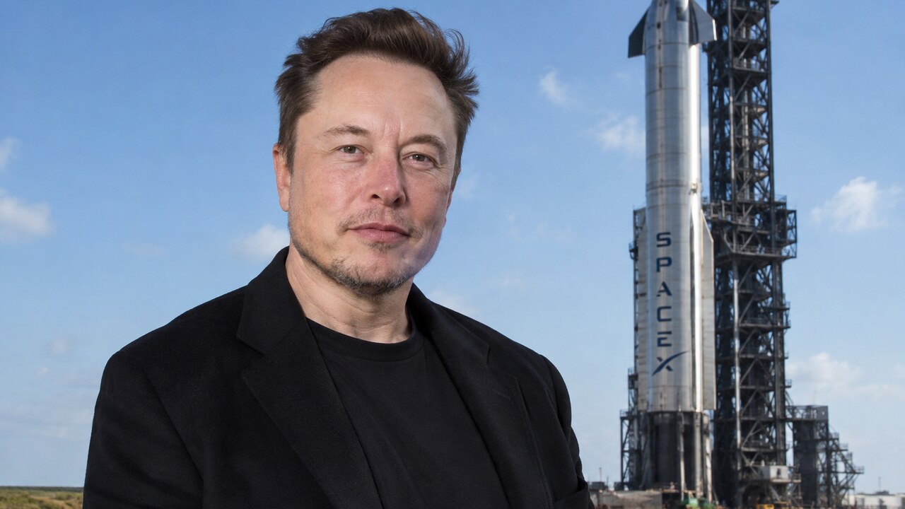 Elon Musk staat op een lanceerplaats voor een Starship-raket met het SpaceX-logo