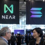 Beurshal van een cryptocongres met grote banieren van NEAR Protocol en Solana naast elkaar boven de bezoekers