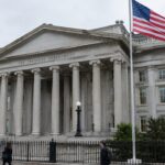 Het gebouw van het Amerikaanse ministerie van Financiën in Washington met een wapperende Amerikaanse vlag ervoor