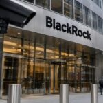 Gevel van het BlackRock-hoofdkantoor in New York met het BlackRock-logo, met een beveiligingscamera op de voorgrond
