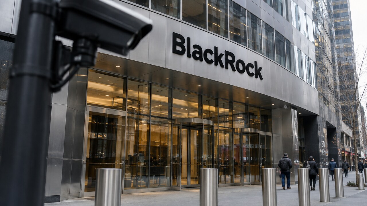 Gevel van het BlackRock-hoofdkantoor in New York met het BlackRock-logo, met een beveiligingscamera op de voorgrond