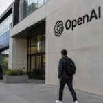 Gevel van het OpenAI-hoofdkantoor in San Francisco met het OpenAI-logo, gezien vanaf de straat op een bewolkte middag