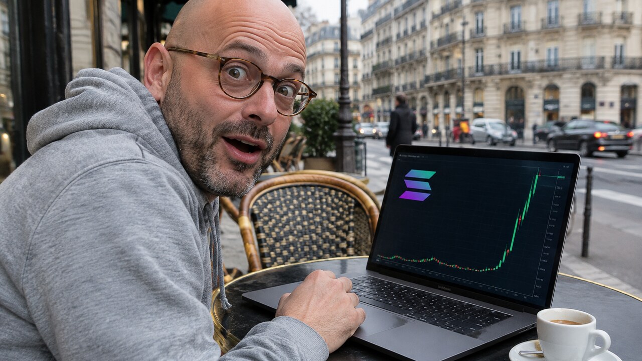 Kale man met bril op een Parijs terras kijkt verbaasd naar een laptop met een steil stijgende groene koersgrafiek en het Solana-logo