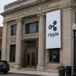 Klassiek bankgebouw in een stadsstraat met een grote banier met het Ripple-logo aan de gevel