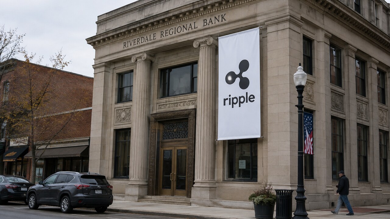 Klassiek bankgebouw in een stadsstraat met een grote banier met het Ripple-logo aan de gevel
