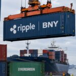 Kraan in een containerhaven tilt een container met de logo's van Ripple en BNY boven een vrachtschip