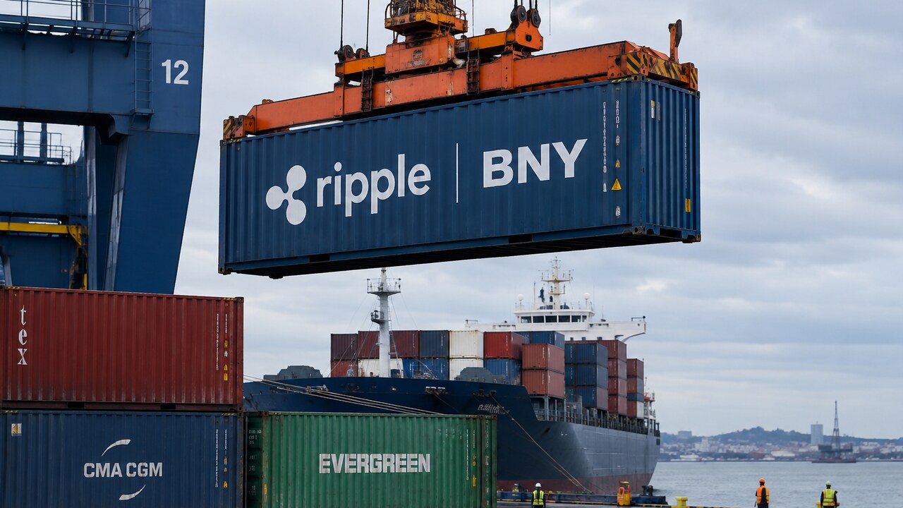 Kraan in een containerhaven tilt een container met de logo's van Ripple en BNY boven een vrachtschip