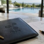 Huissleutels op een map met het Ripple-logo op een marmeren keukeneiland in een luxe villa