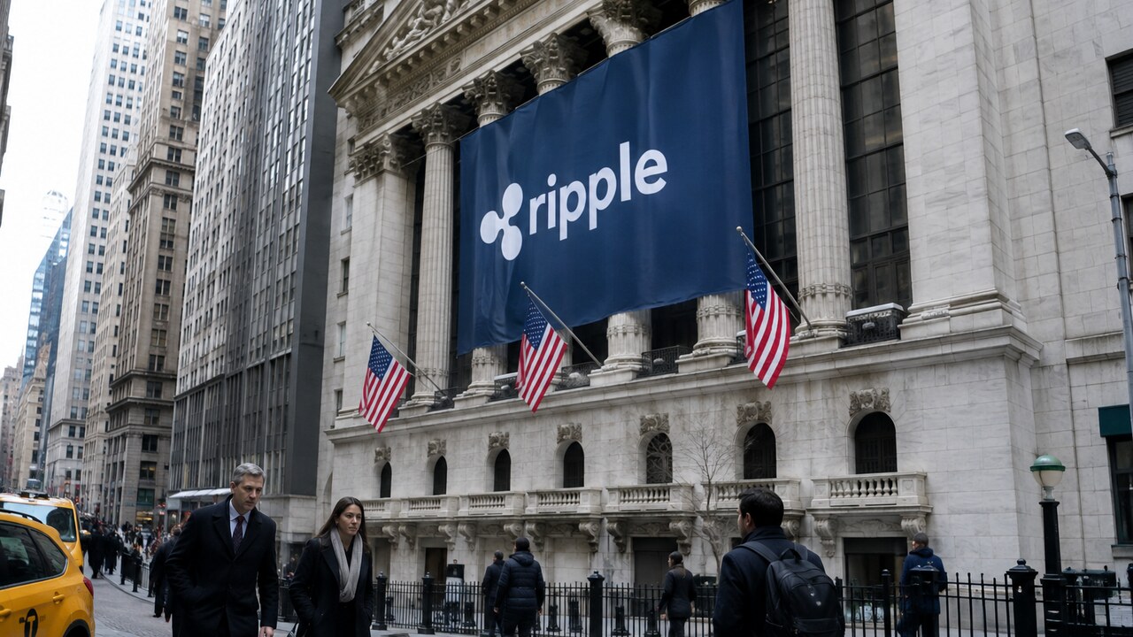 Klassiek bankgebouw met zuilen aan Wall Street met een groot Ripple-spandoek, voorbijgangers op de stoep