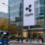 Glazen kantoortoren in het financiële district Yeouido in Seoul met een groot Ripple-banier op de gevel en voorbijgangers op straat