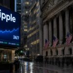 Groot digitaal scherm met het Ripple-logo en aandelenkoersen op Wall Street, terwijl de beurs op zaterdagavond gesloten is
