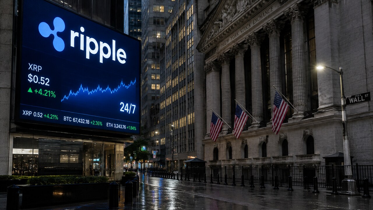 Groot digitaal scherm met het Ripple-logo en aandelenkoersen op Wall Street, terwijl de beurs op zaterdagavond gesloten is