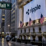 Een rustige Wall Street op zondagavond met een groot Ripple-banier aan een stenen gevel