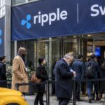 Ingang van een conferentielocatie in New York met een groot Ripple Swell-spandoek en bezoekers met badges in de rij