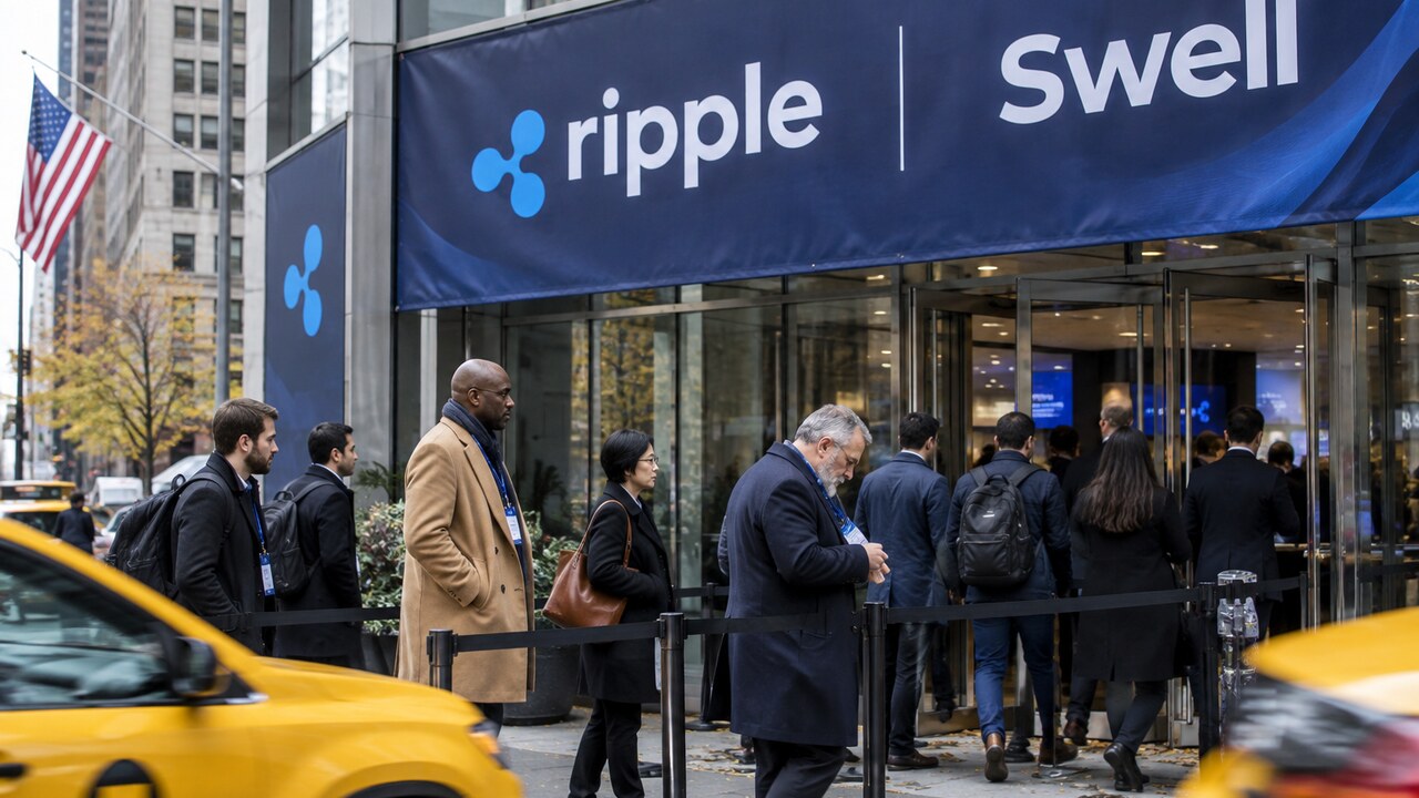 Ingang van een conferentielocatie in New York met een groot Ripple Swell-spandoek en bezoekers met badges in de rij