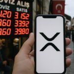 Hand met smartphone met Ripple-logo voor een wisselkantoor in Istanbul met lira-koersen