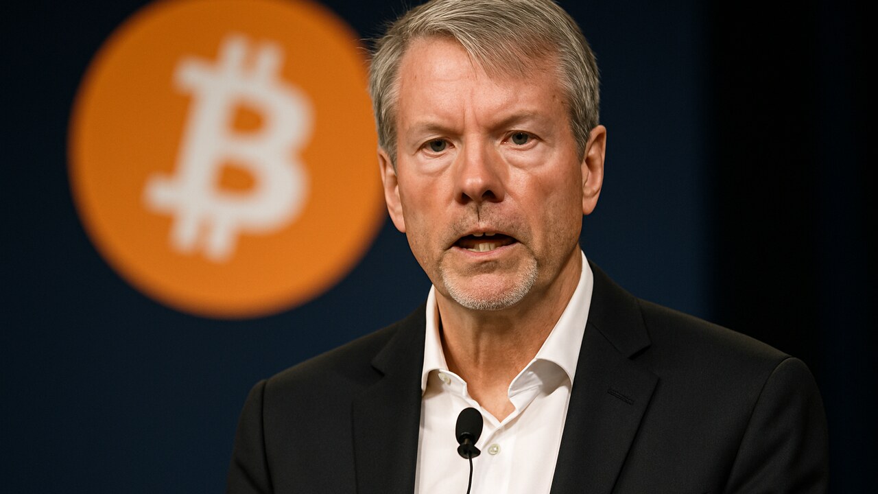 Michael Saylor van Strategy spreekt op een podium met een groot Bitcoinlogo op de achtergrond