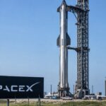 Starship-raket op het lanceerplatform van SpaceX in Starbase, Texas, met een groot SpaceX-bord op de voorgrond