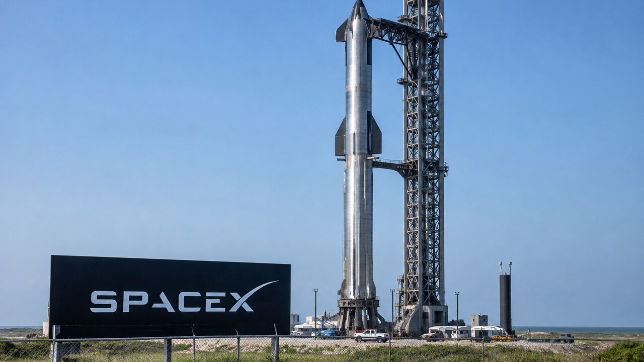 Starship-raket op het lanceerplatform van SpaceX in Starbase, Texas, met een groot SpaceX-bord op de voorgrond