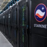 Gang in een datacenter met serverkasten, op de voorste kast prijkt groot het Starknet-logo