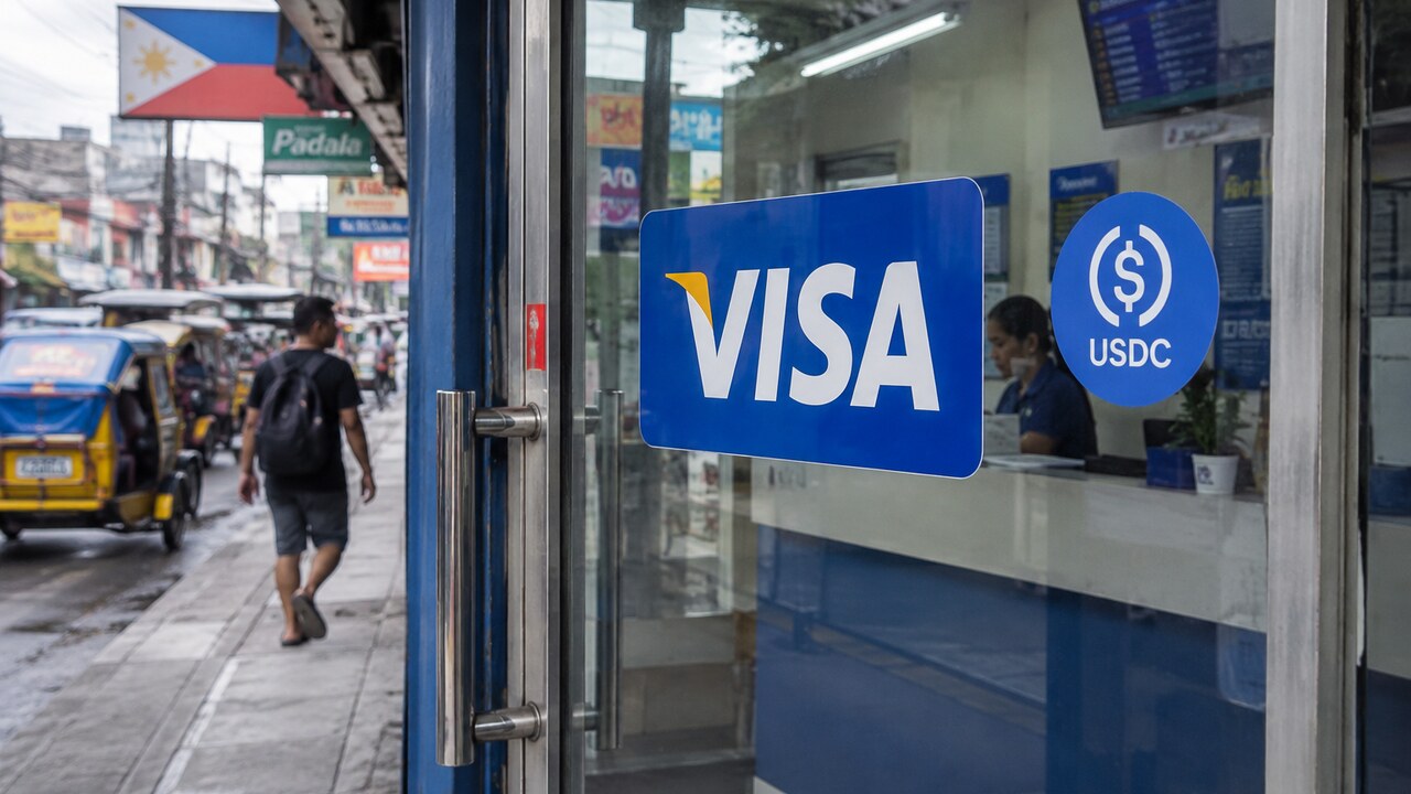 Glazen deur van een geldtransferwinkel in een drukke straat met een groot Visa-logo en een USDC-sticker