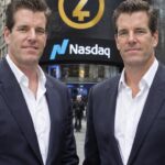 De Winklevoss-tweeling staat op straat in New York voor het Nasdaq-gebouw met een banier met het Zcash-logo