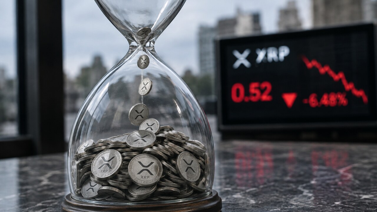 Zandloper gevuld met zilveren munten met het XRP-logo, met op de achtergrond een wazig scherm met rode koerscijfers