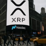 Nasdaq-gebouw op Times Square met een groot XRP-logo op het videoscherm, gezien vanaf straatniveau