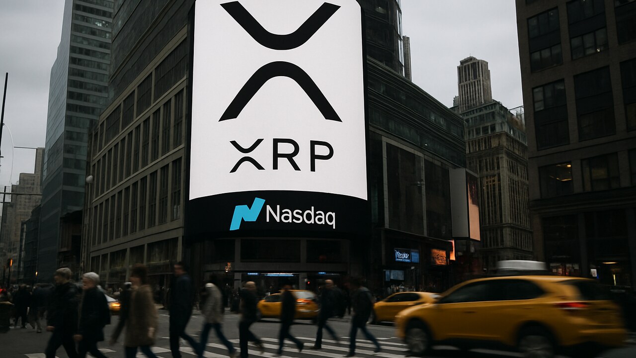 Nasdaq-gebouw op Times Square met een groot XRP-logo op het videoscherm, gezien vanaf straatniveau
