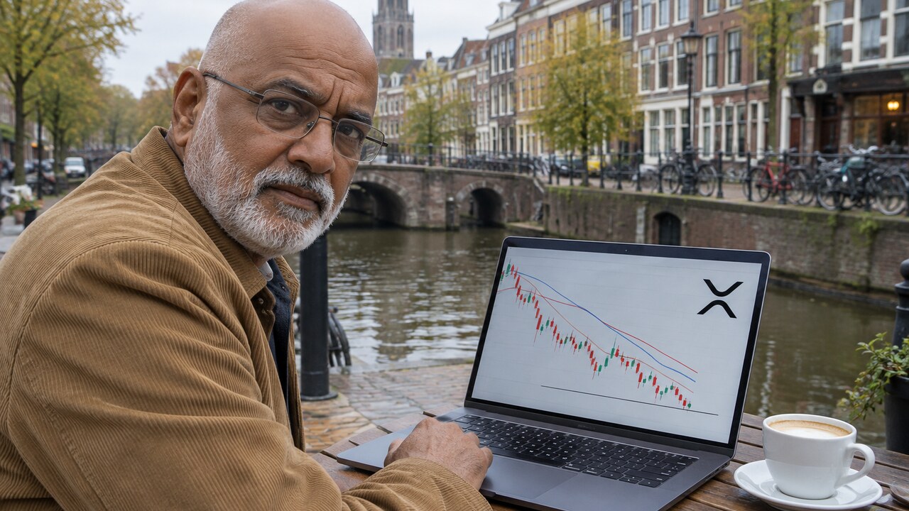 Oudere man op een terras aan een Utrechtse gracht kijkt bezorgd op van zijn laptop met een dalende XRP-grafiek waarin twee lijnen elkaar kruisen