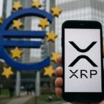 Smartphone met het XRP-logo voor het grote euroteken-monument in Frankfurt