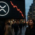 Groot reclamescherm op straat met het XRP-logo en een scherp dalende rode koerslijn, voorbijgangers kijken omhoog
