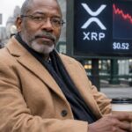 Oudere man zit rustig met koffie op een bankje voor een straatscherm met het XRP-logo en een dalende rode koerslijn