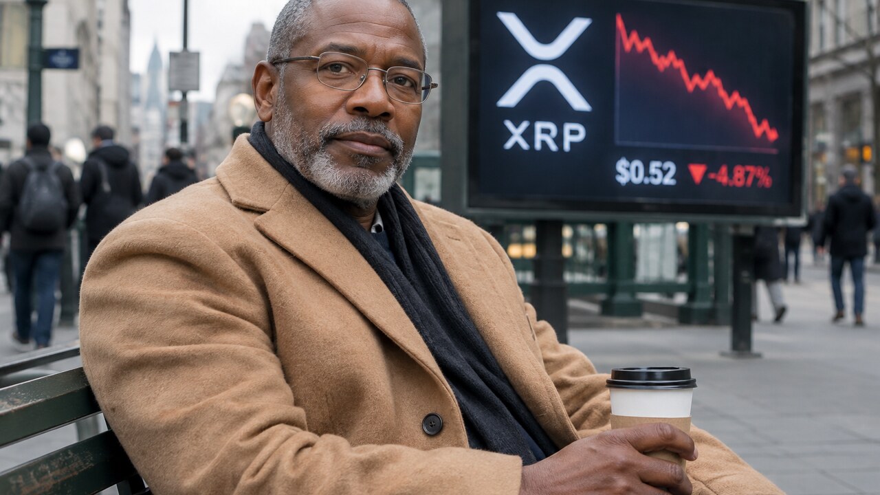 Oudere man zit rustig met koffie op een bankje voor een straatscherm met het XRP-logo en een dalende rode koerslijn