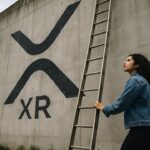 Vrouw bij een ladder tegen een hoge muur met een groot XRP-logo, als symbool voor een cruciale koersgrens
