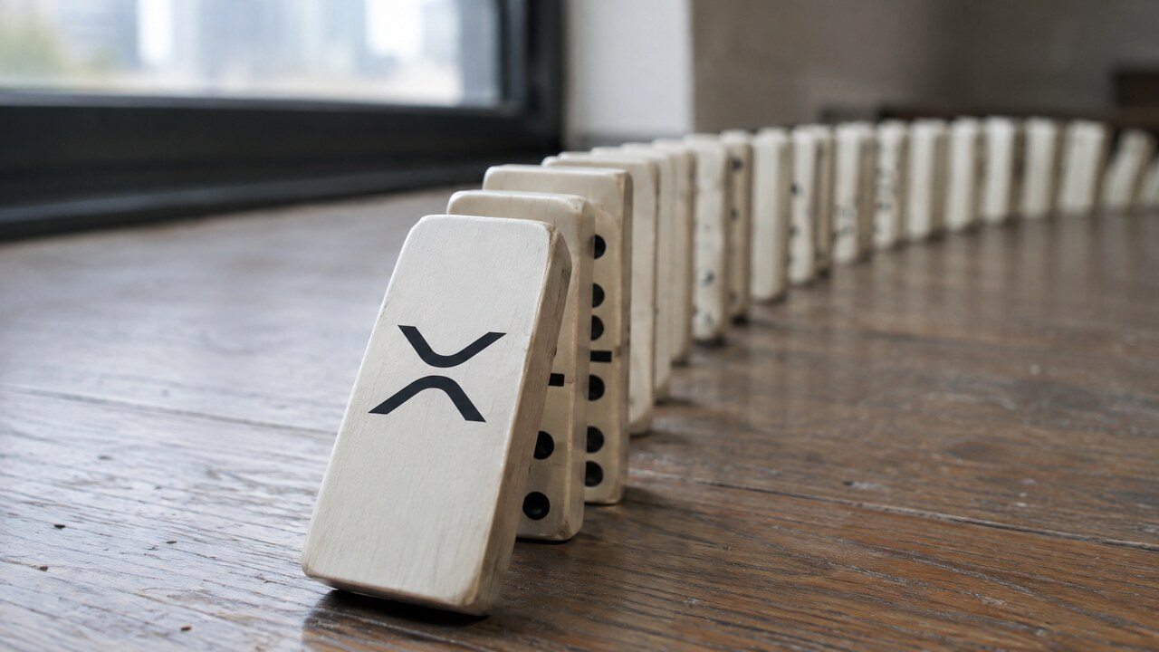 Rij dominostenen op een houten vloer, waarbij de eerste steen met het XRP-logo begint om te vallen